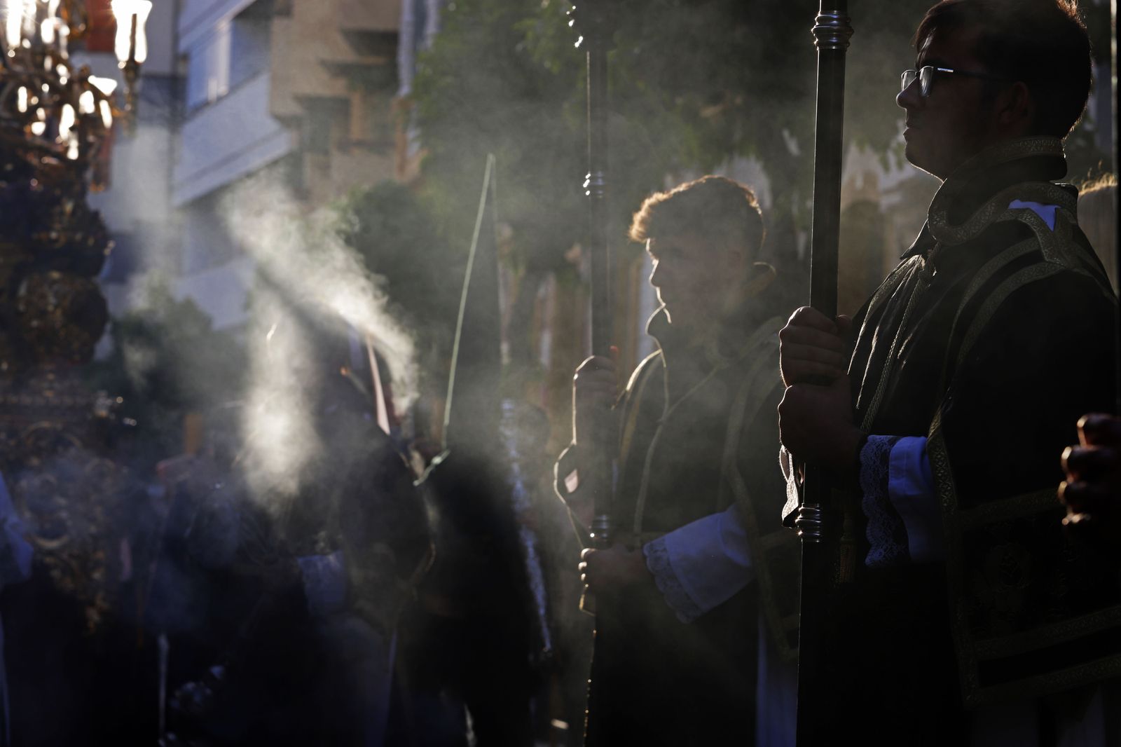 La Hermandad de la Soledad recorre las calles de Huelva en el Viernes Santo