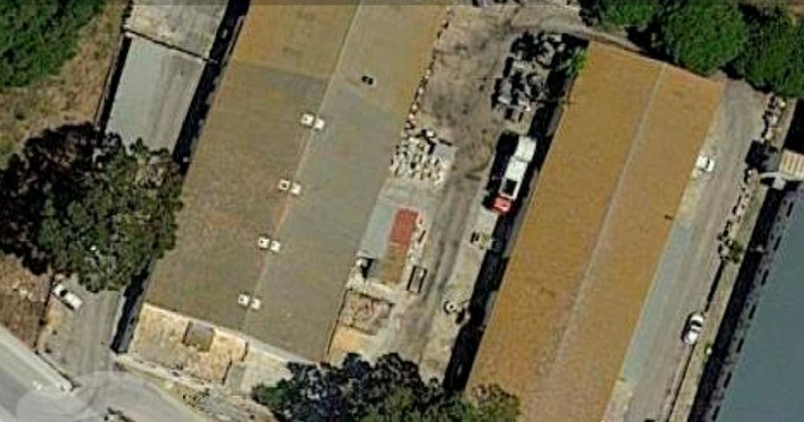 Los techos de amianto de los talleres municipales ubicados en la carretera de Jerez.