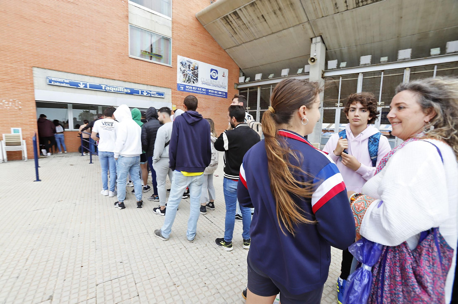 Largas colas para comprar las últimas entradas de la final del Recreativo de Huelva