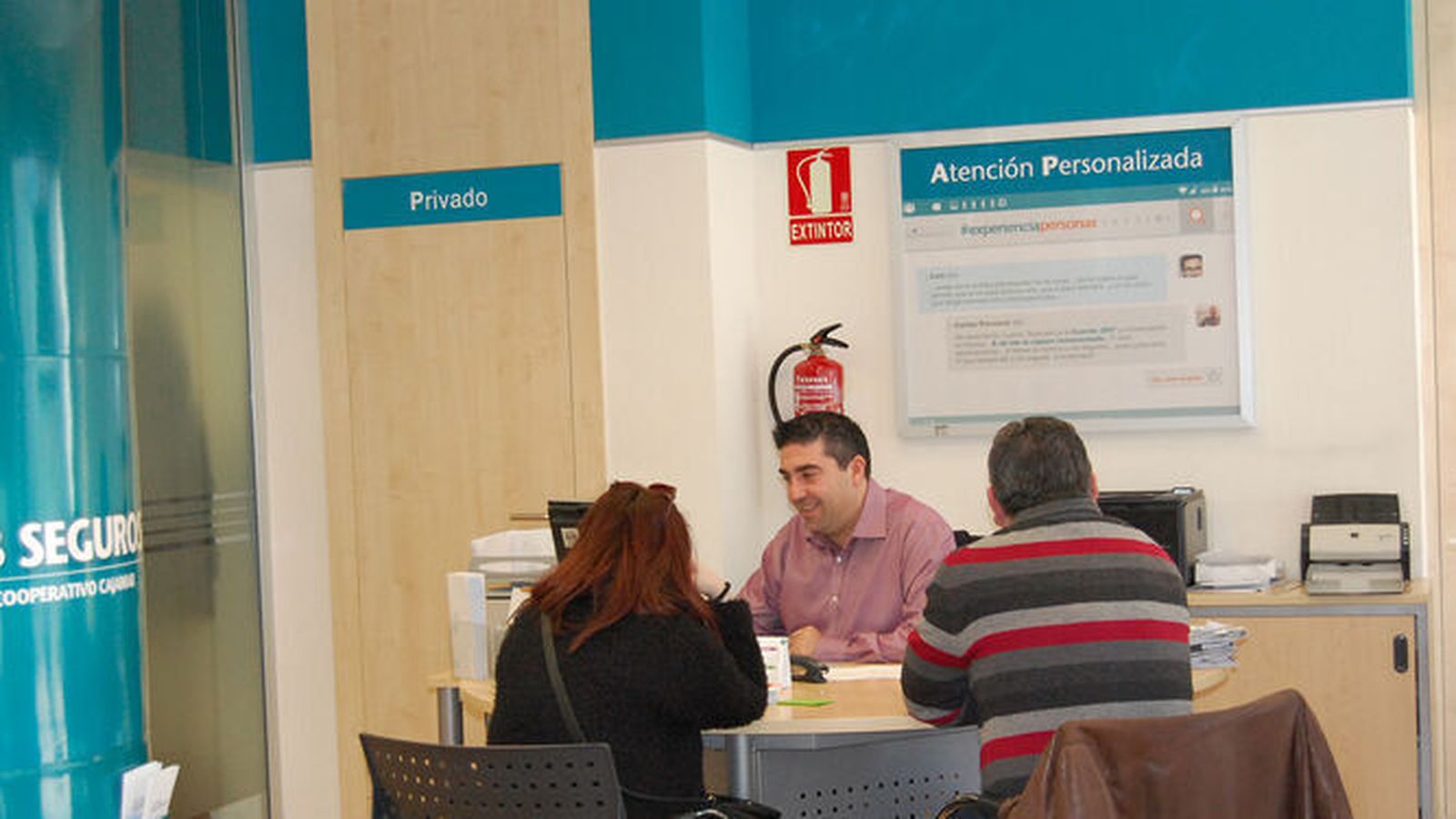Atención a clientes en una oficina de Cajamar.