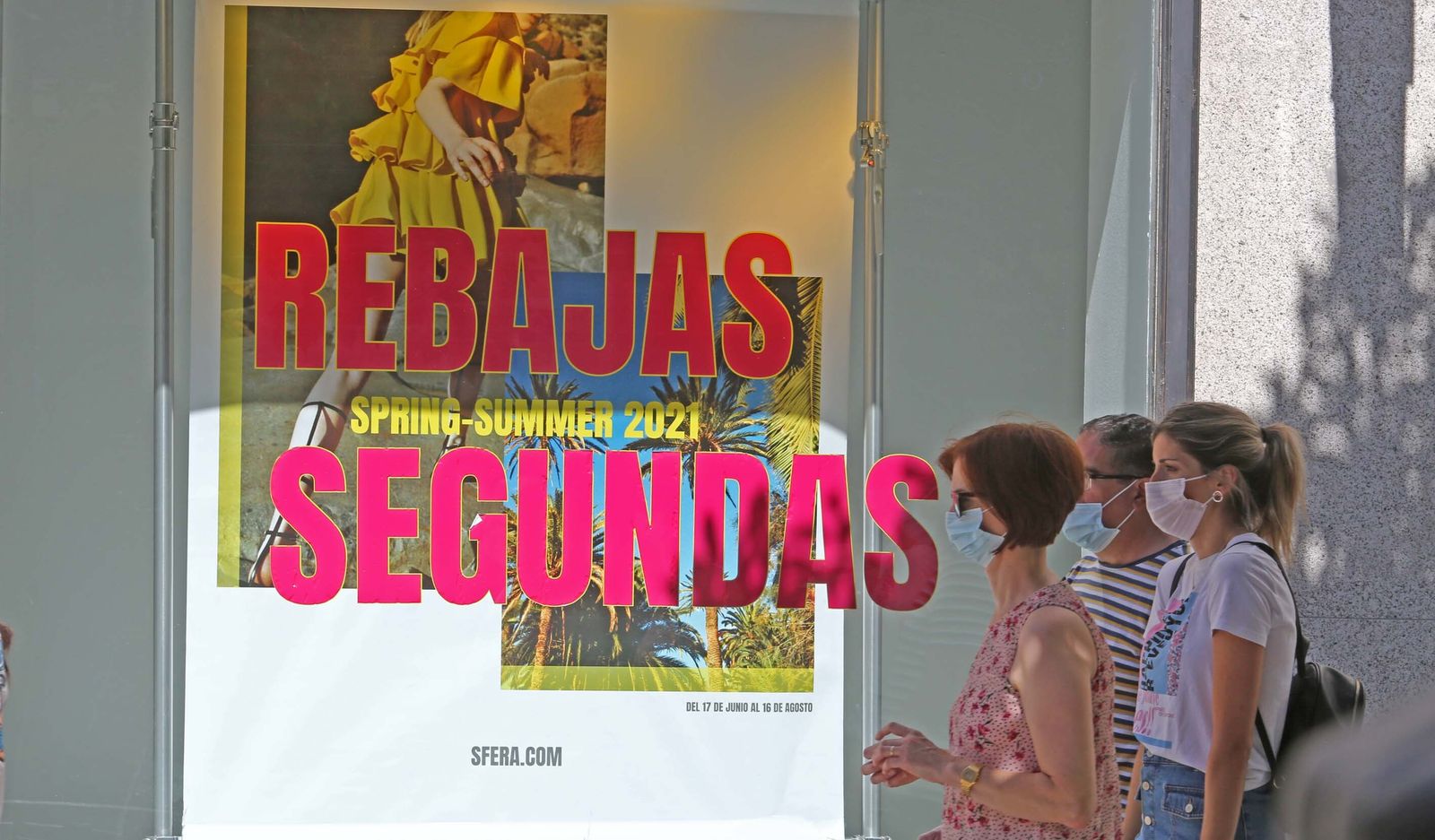 Un escaparate con el reclamo de las rebajas en Jerez.