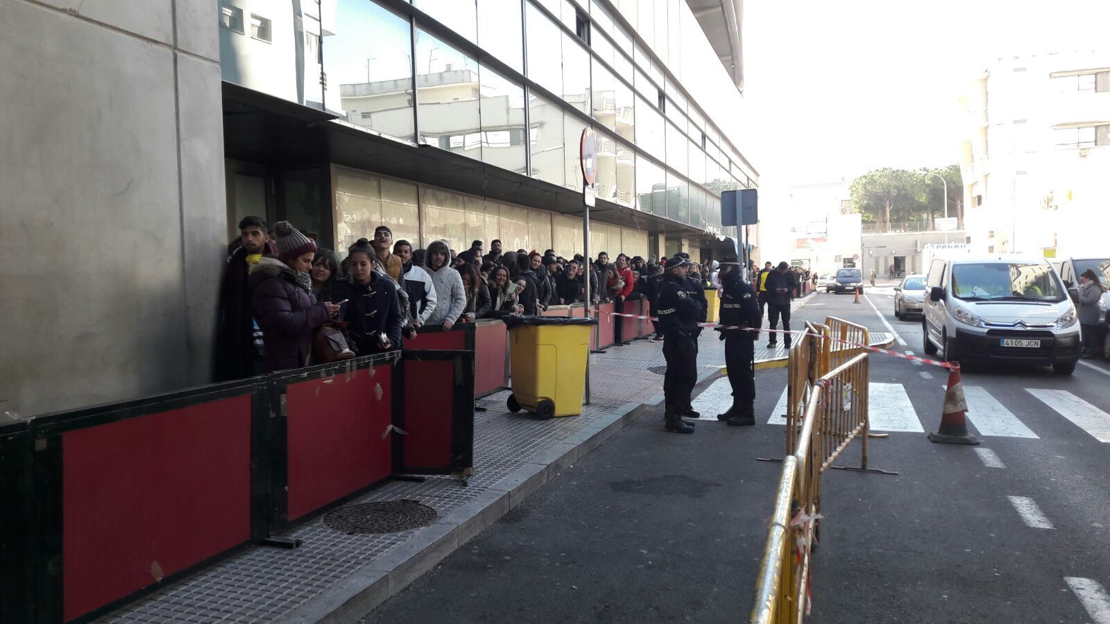 La cabecera de la cola poco antes de que se abrieran las taquillas