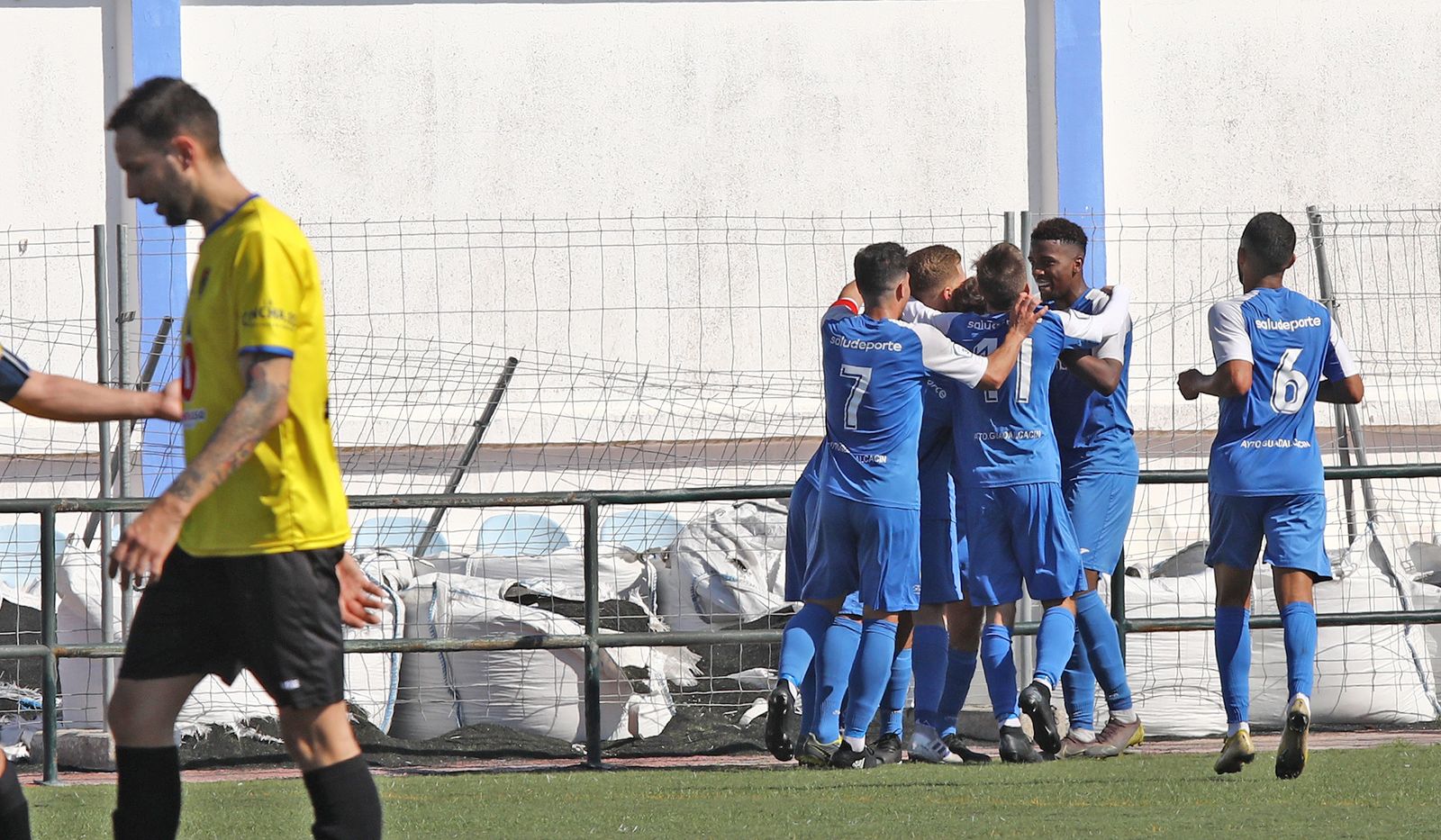 Los jugadores del Guadalcacín celebran el segundo tanto de Javi Navarro.