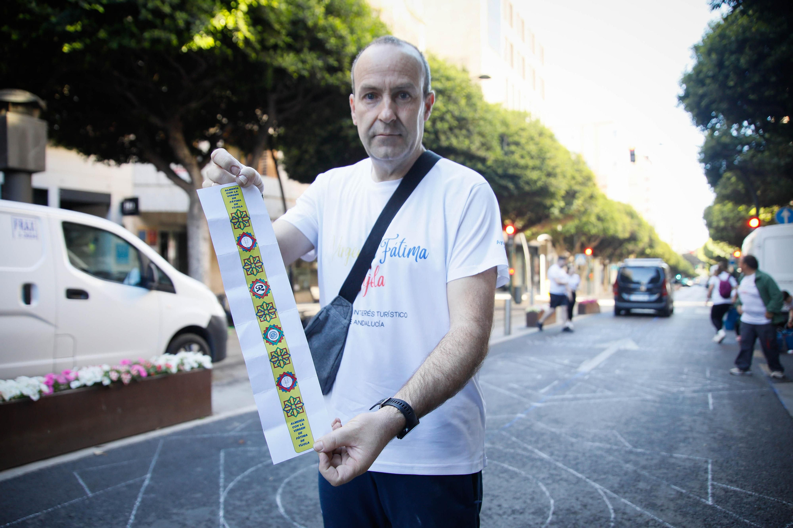 Así es la alfombra de serrín de 60 metros en el Paseo de Almería, en imágenes.