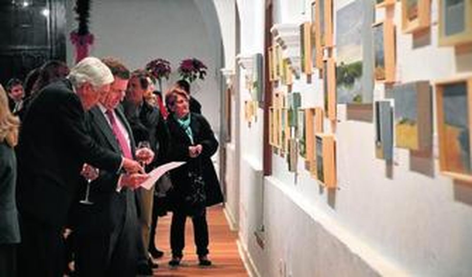 Bibiana González-Gordon, junto a algunas de las obras expuestas, ayer.