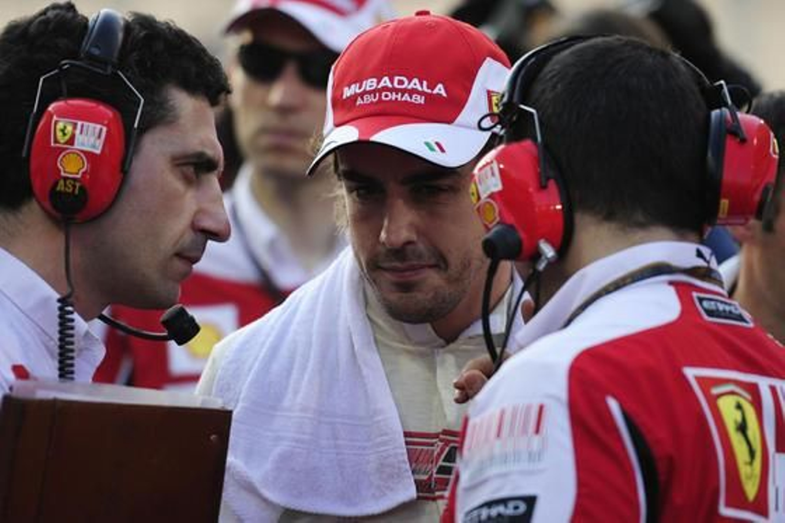 Fernando Alonso habla con su equipo antes de la carrera de Abu Dhabi.

Foto: AFP Photo