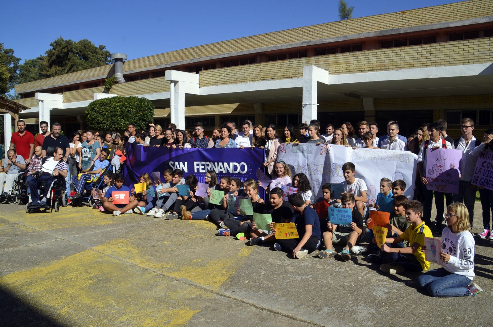 Concentración contra la violencia de género que ayer se desarrolló en el IES Las Salinas.