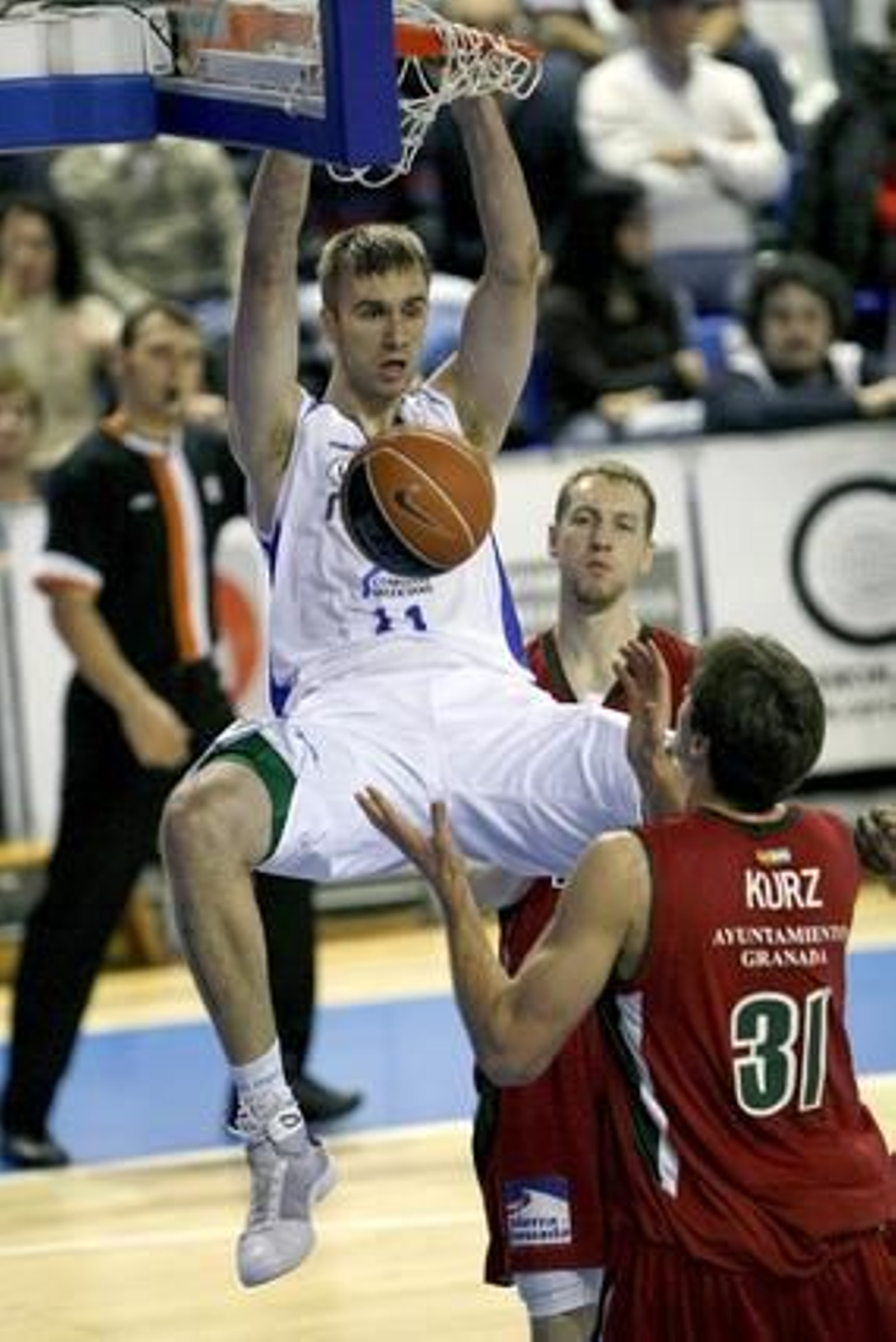 El C.B Granada recibe una paliza en Alicante.

Foto: EFE/ ACB
