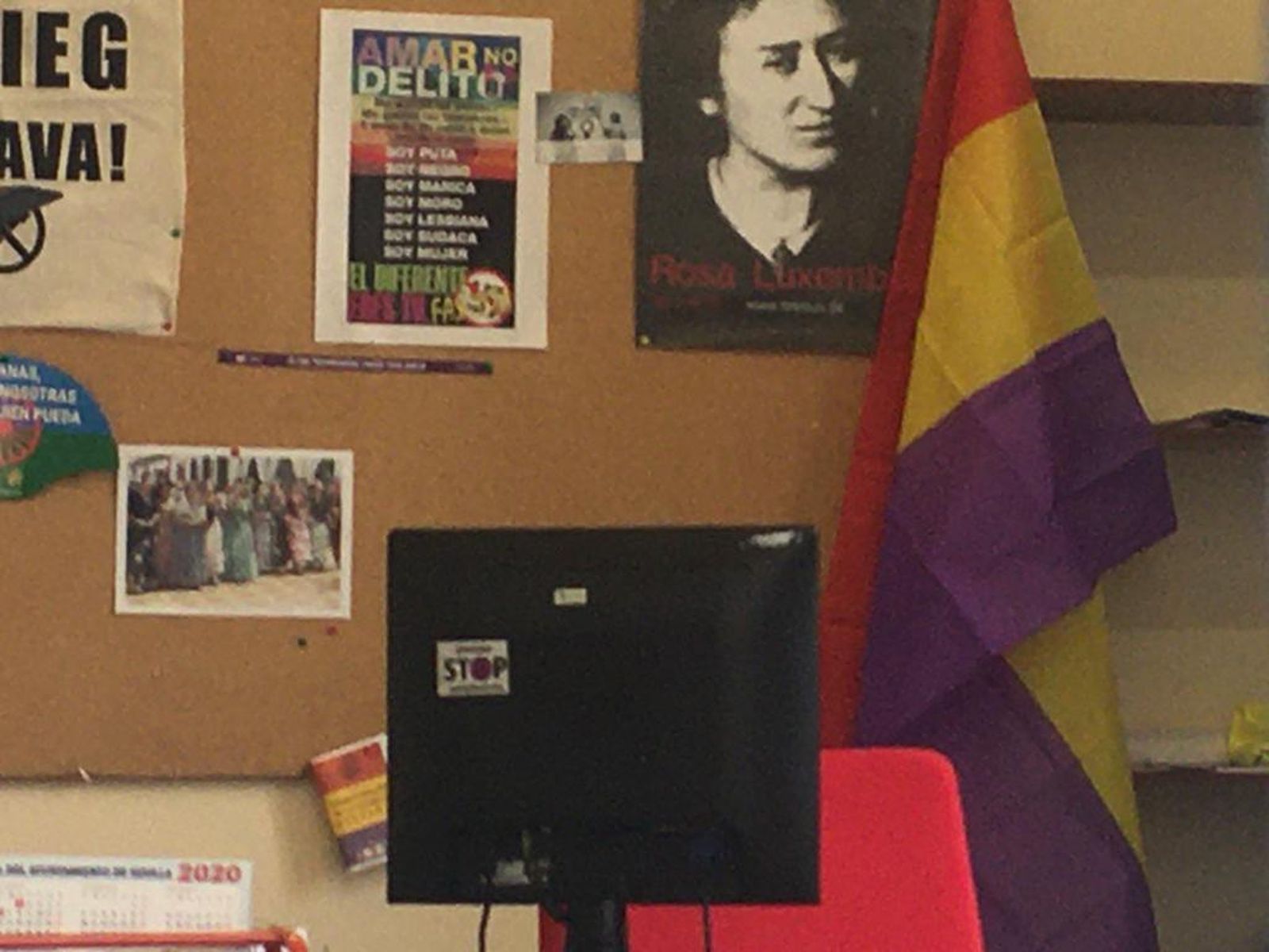 Bandera republicana en los despachos de Adelante Sevilla en el Ayuntamiento