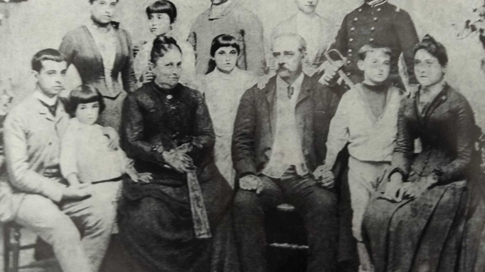 Familia Primo de Rivera-Orbaneja al completo, en su casa de la calle San Cristóbal, 13. De pie, Juana, Pilar, Sebastián, María Jesús y Miguel; sentados Pepe, María Pepa, doña Inés, María del Carmen, don Miguel, Fernando e Inés.