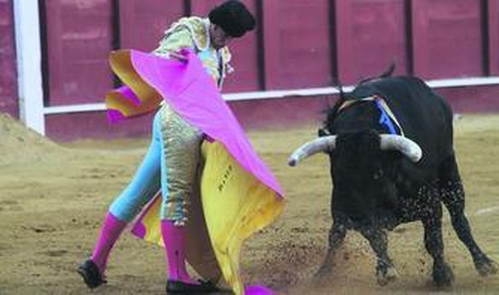 David Mora torea a la verónica, ayer, en La Malagueta.