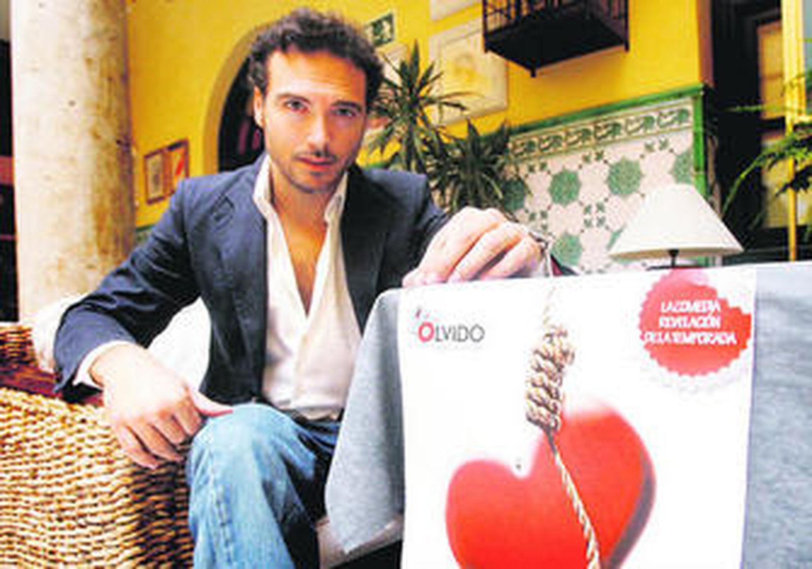 El actor y productor Enrique Miranda, con el cartel de la obra de teatro, ayer en el Hotel Spa Senator.