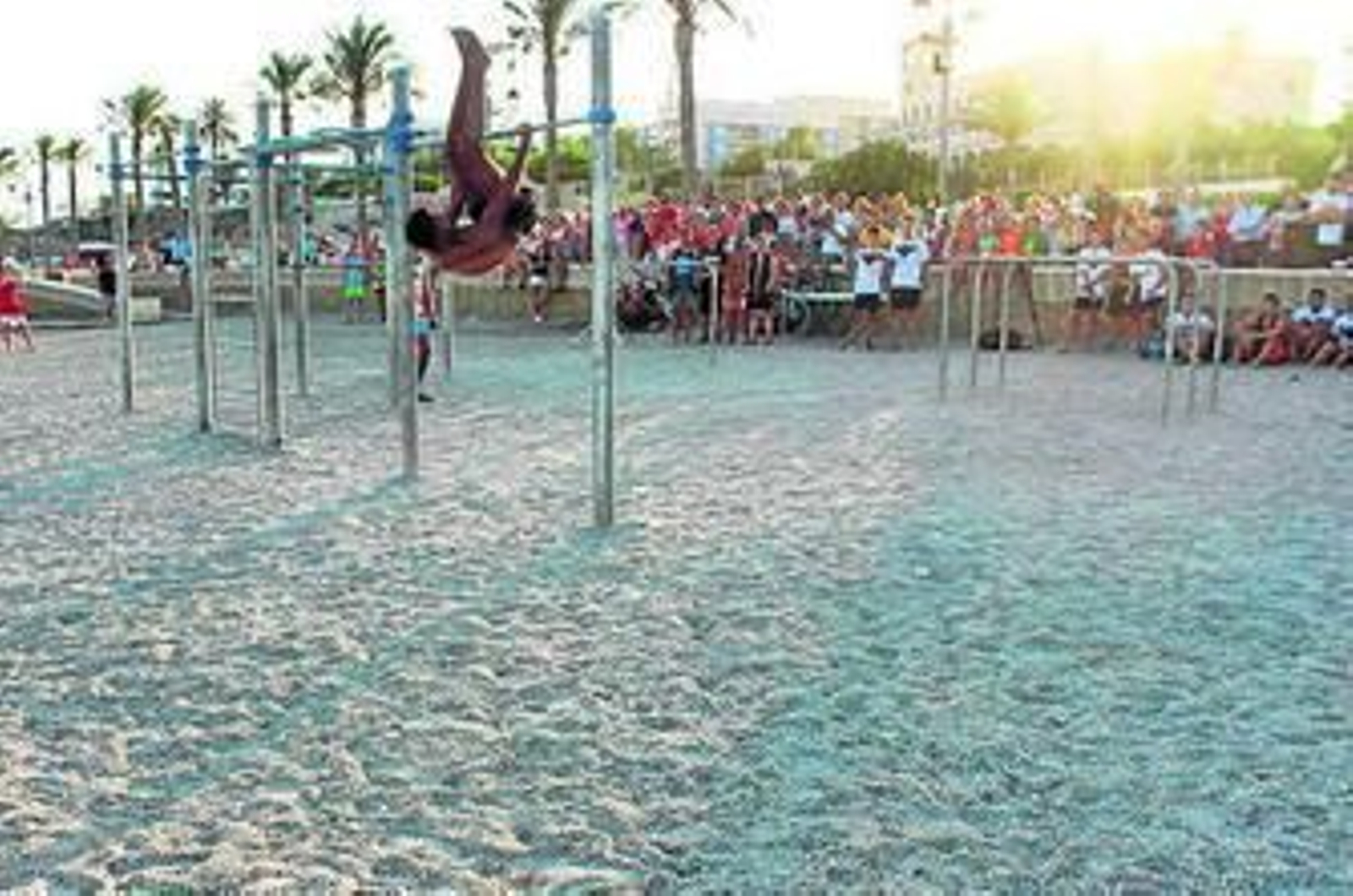 Exhibición de street workout en el nuevo parque de la playa de La Ventilla.