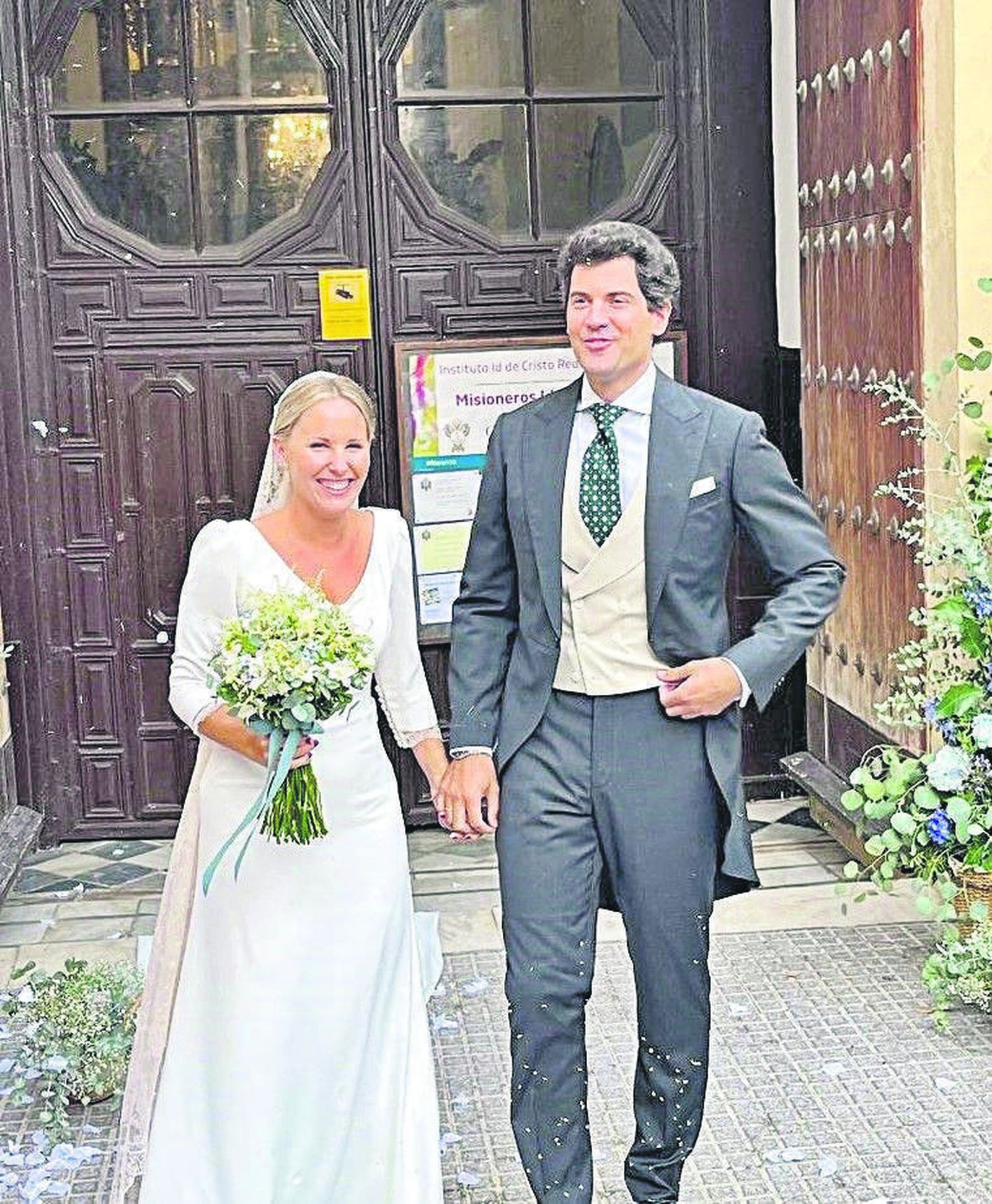 Cristina Bresca Lacave y Antonio Márquez  Varela, tras finalizar la ceremonia religiosa.