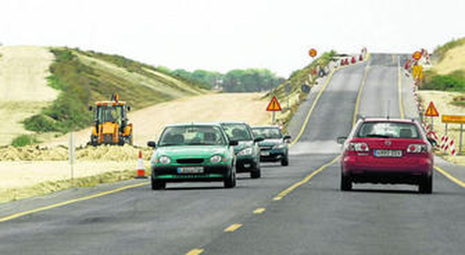 Una retroexcavadora en uno de los tramos en obras de la Variante de Rota en la tarde de ayer.
