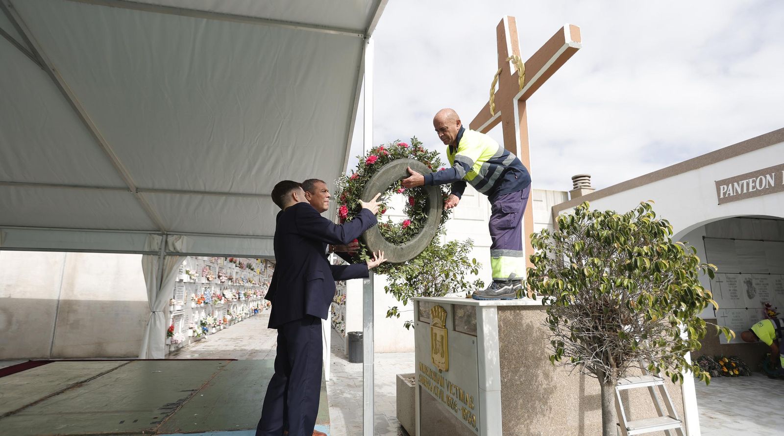 Fotos del Día de Todos Los Santos en el cementerio de La Línea