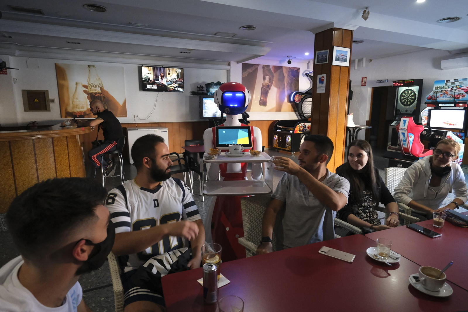 Fotogalería de Herbelita, la robot camarera de El Alquián.