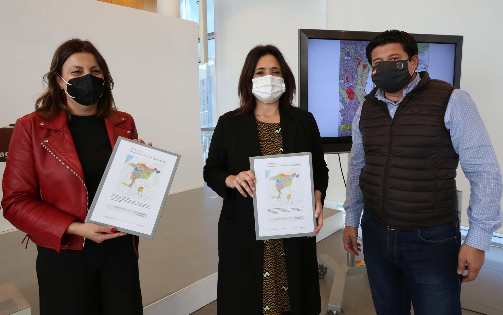 Entrega de la documentación a la alcaldesa de Ronda.