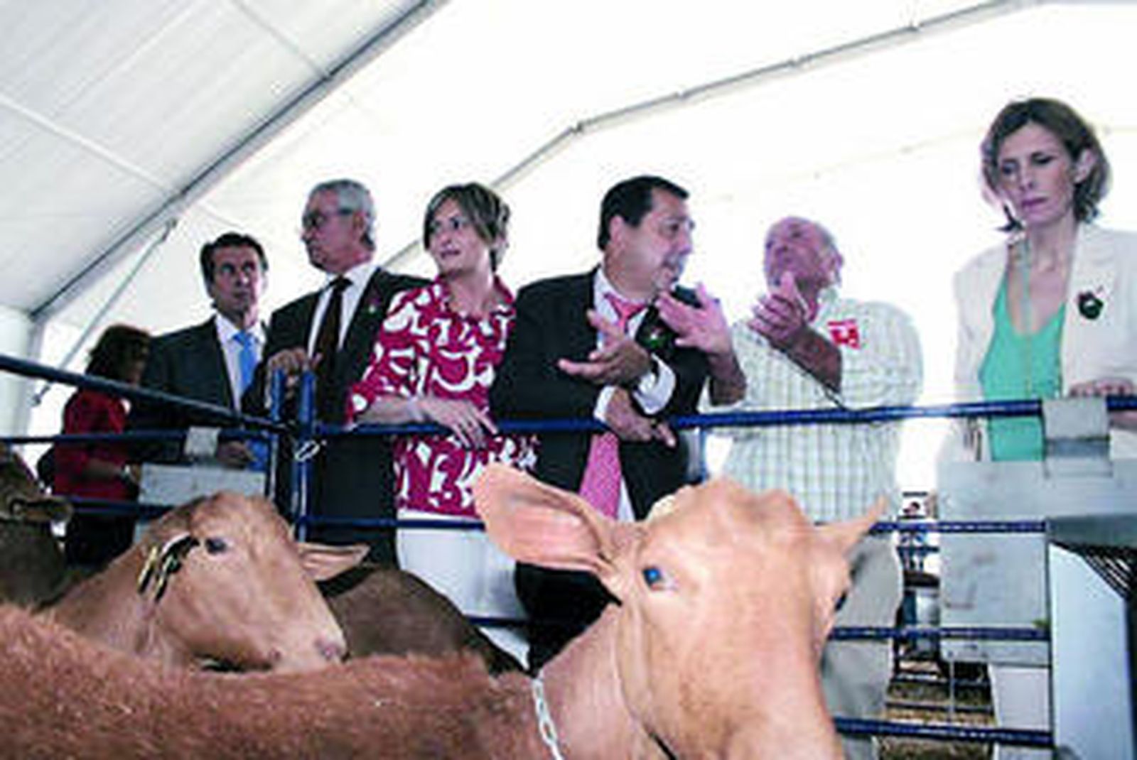 Ricardo Millán (en el centro) y Judit Anda (derecha), ayer, en la inauguración de Agrogant.