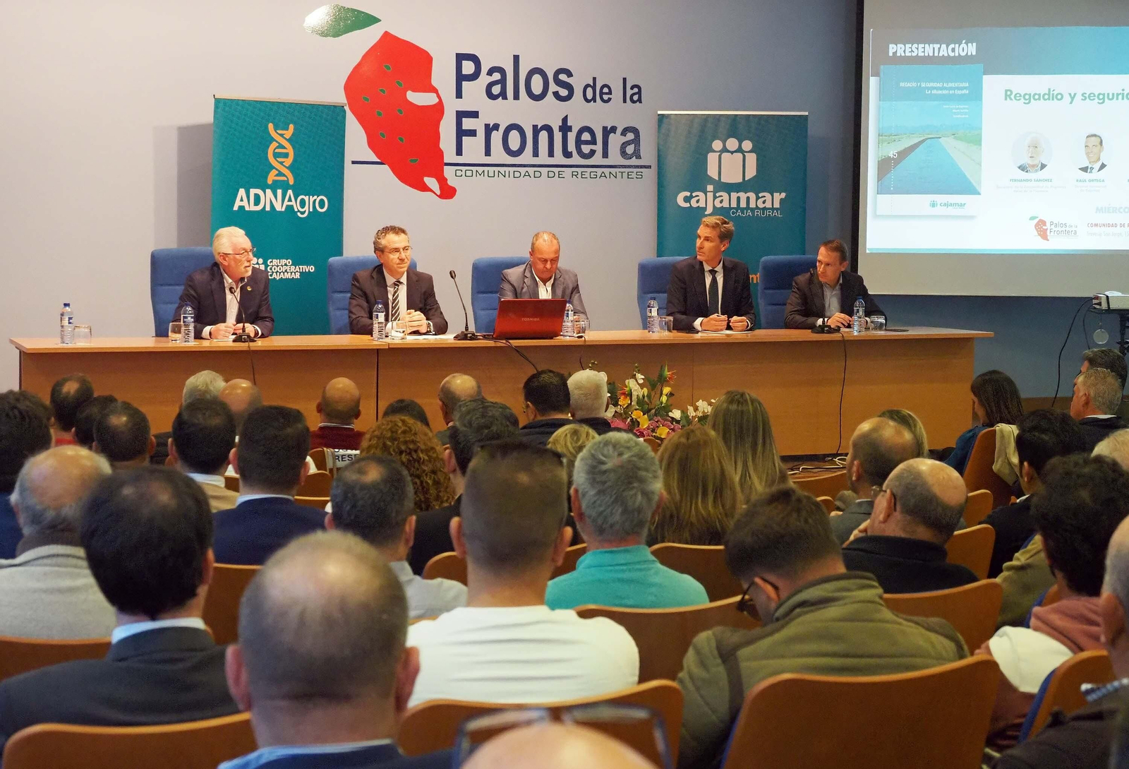 Las mejores fotografías del acto de presentación en Palos del libro de Cajamar sobre el futuro del regadío