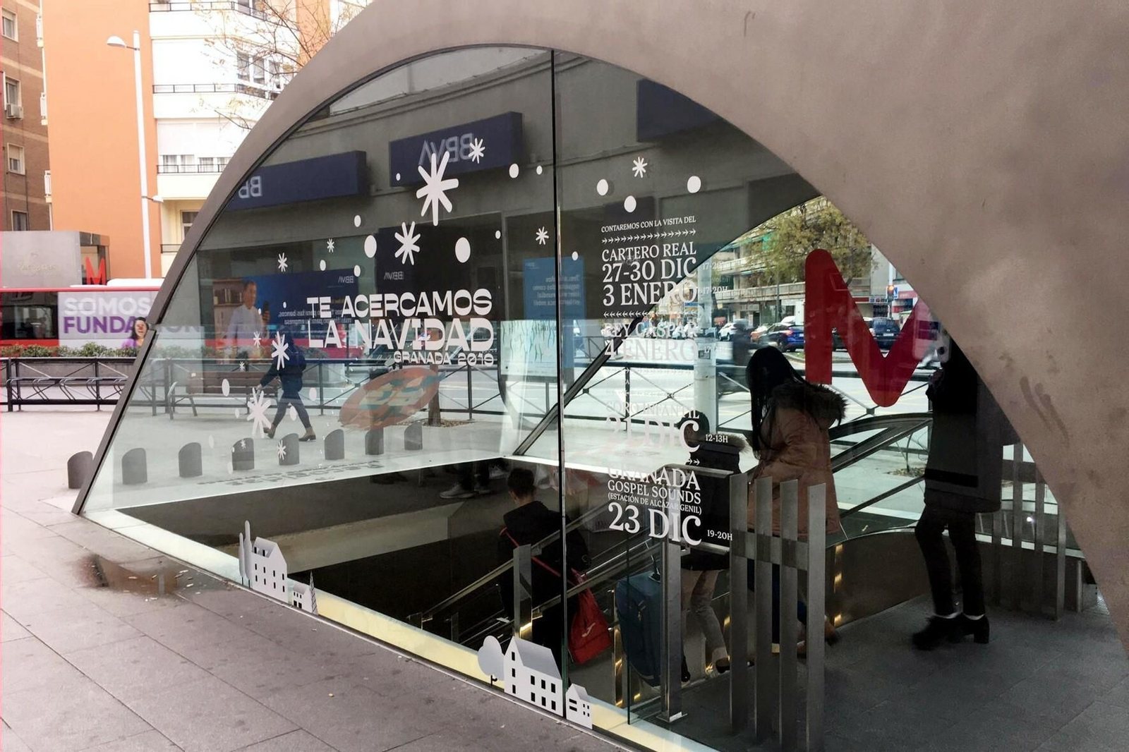 La bocana del Metro de Granada en Recogidas, decorada de Navidad