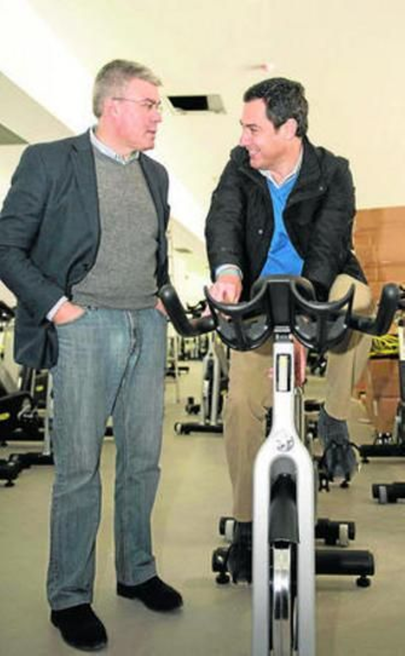 Moreno monta ayer en una bicicleta estática junto al alcalde de Jaén.