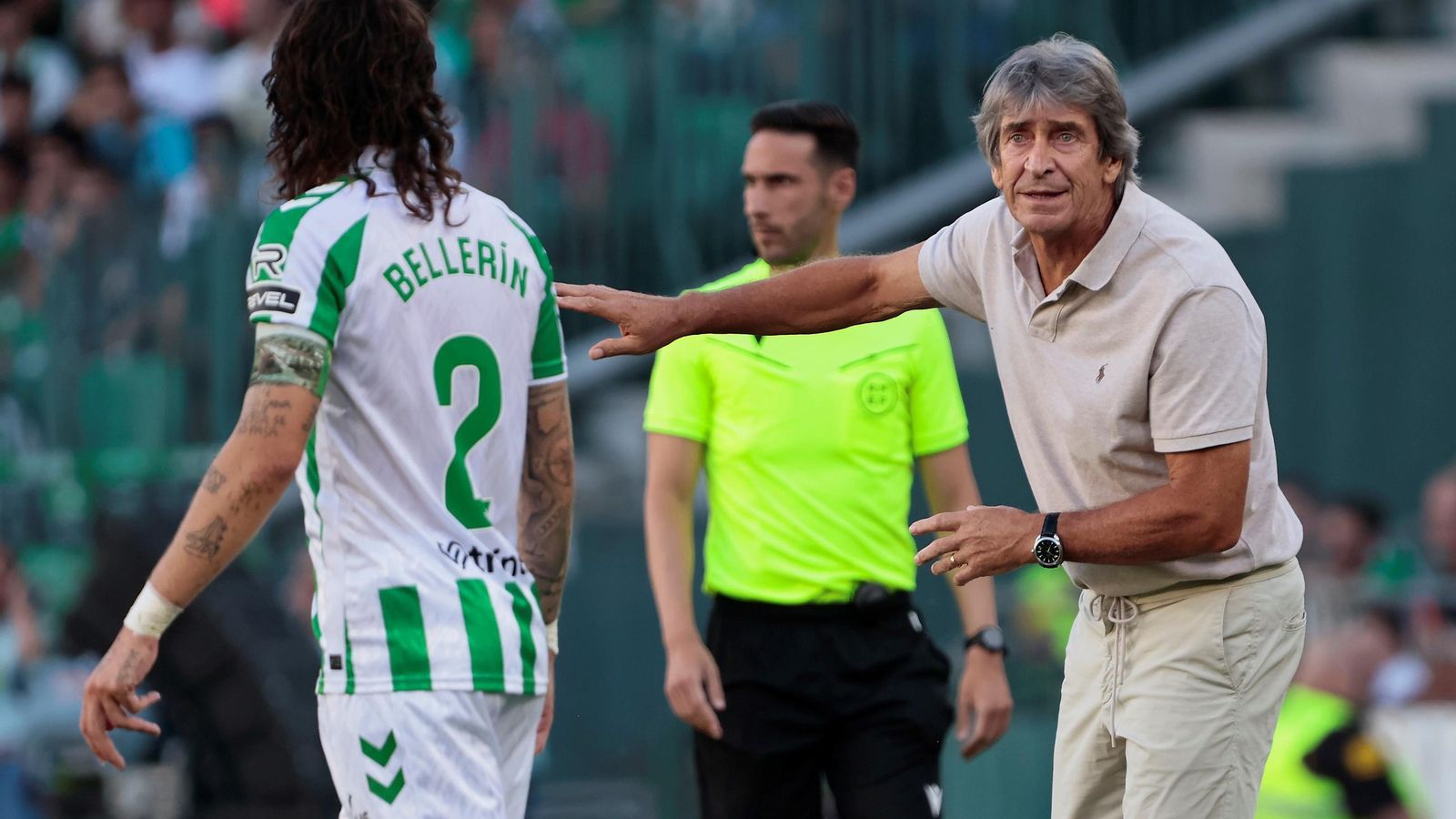 Pellegrini da instrucciones a Bellerín en un receso del partido.