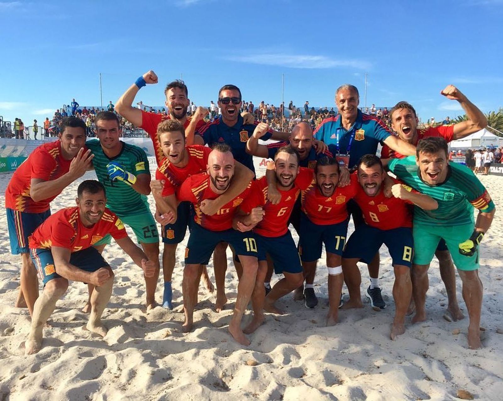 Los españoles celebrando su pase a la final ante Italia.