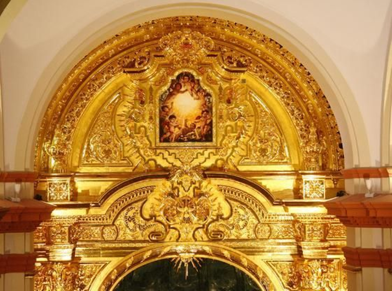 Mármol, bronce y madera son los materiales que forman el monumental retablo que acogerá al Cristo de la Expiración.

Foto: Victoria Hidalgo