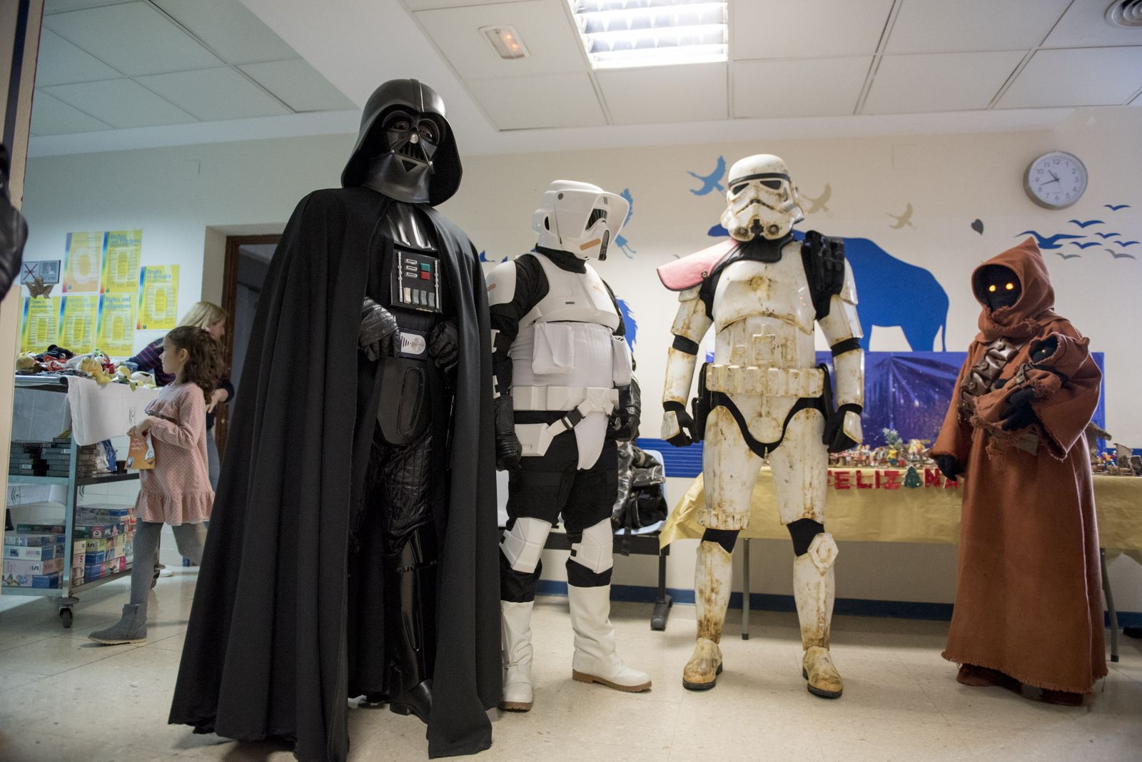 La visita de la Legión 501 de 'Star Wars' al Hospital Materno Infantil de Granada, en imágenes