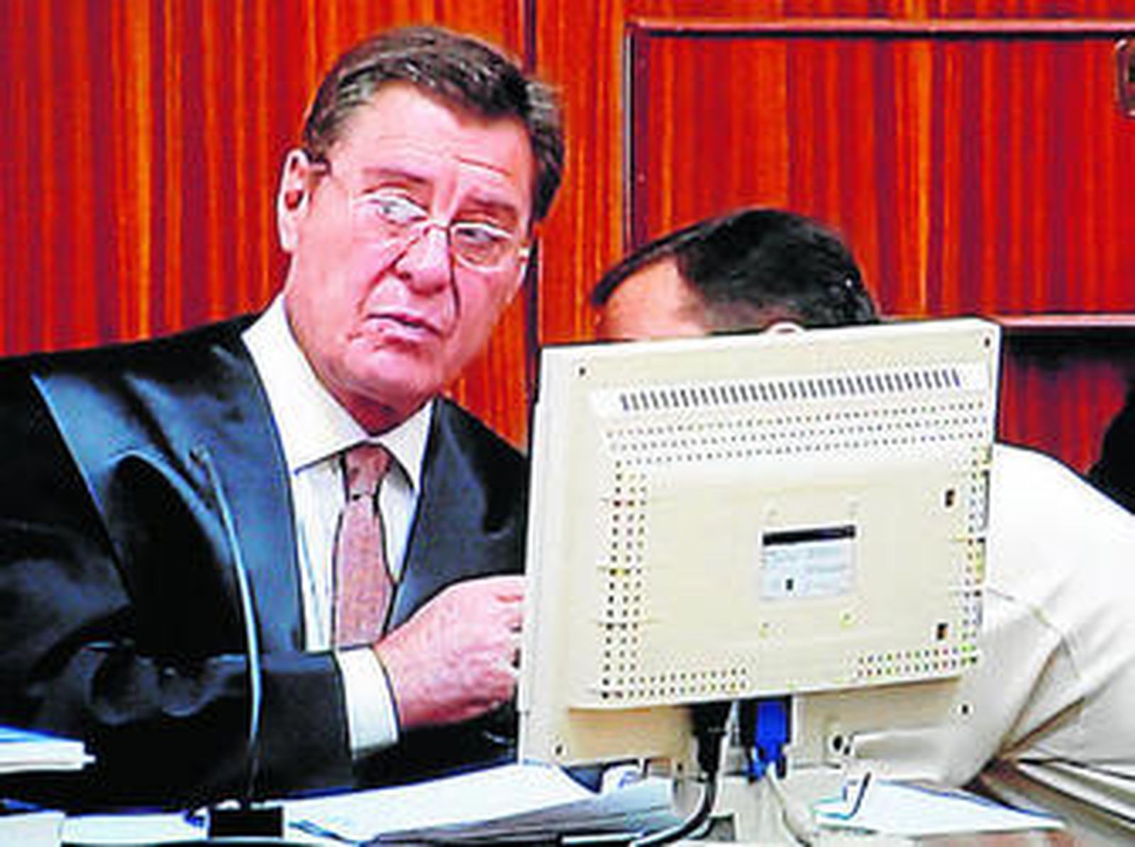 Bretón habla con su letrado.