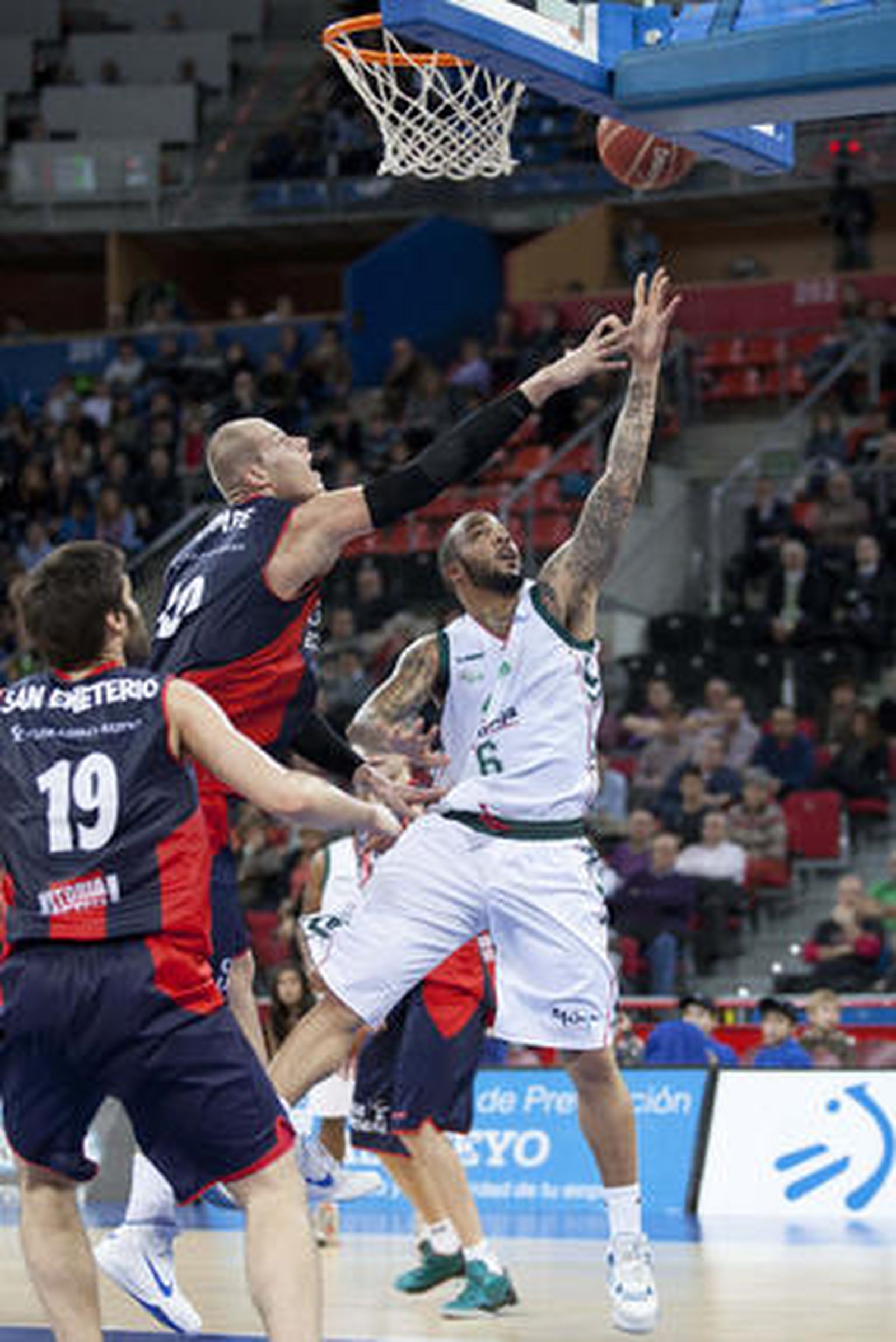 Las imágenes del Caja Laboral-Unicaja

Foto: Josu Izarra