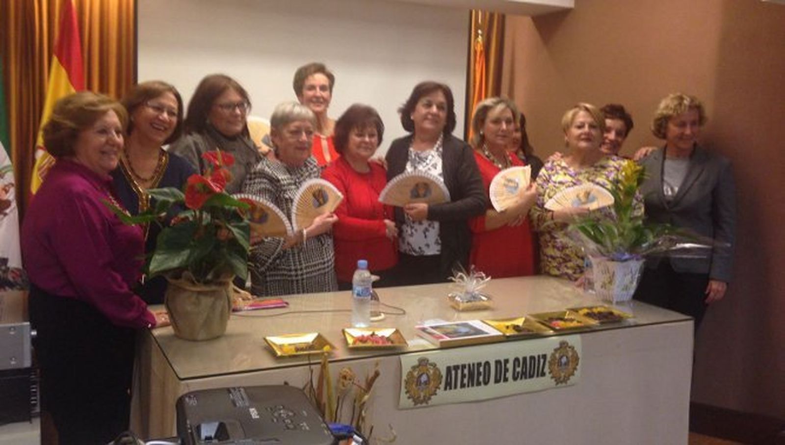 Las componentes del Grupo El Almirez, Chica Durán, Ángela Gallego, Encarna Lozano, Loli Ruedas, Mari Tere Domínguez, Maíra Luisa de la Osa, Merche Tejuca, Pepi Relinque, Fátima Delgado y  Mayka Marrero.