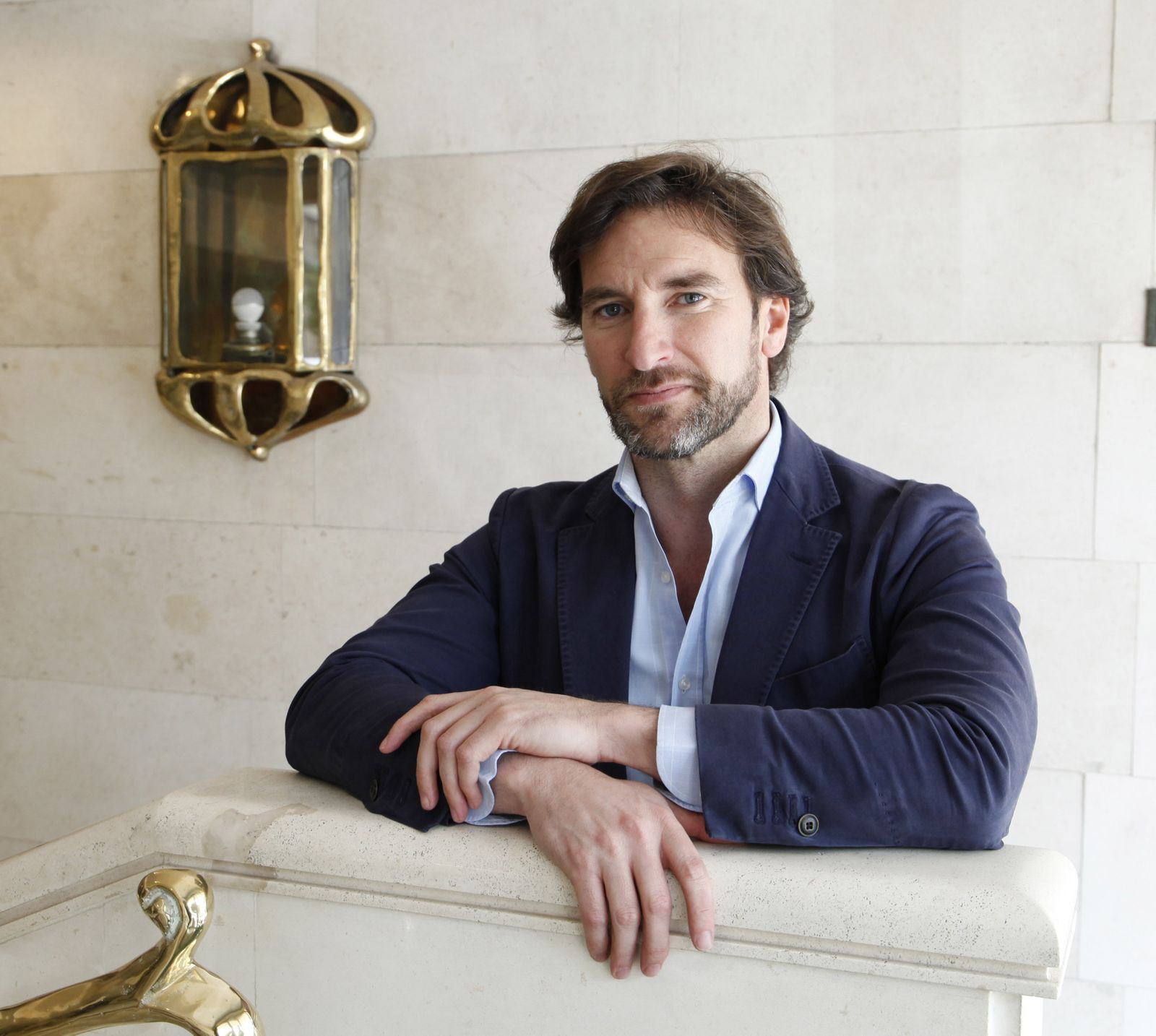 José Luis Marijuán, en la entrada del hotel Inglaterra.