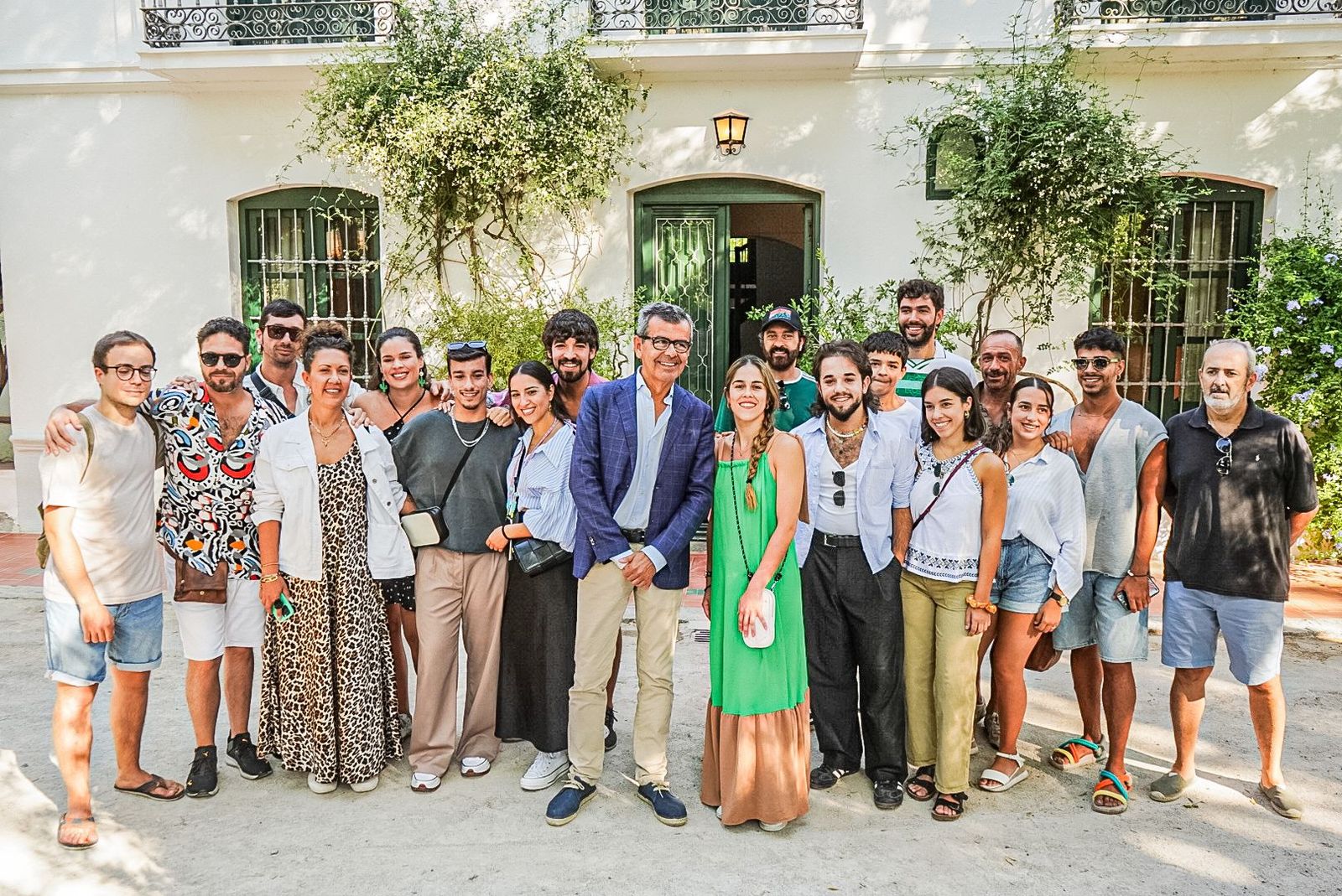 Los integrantes del Ballet Flamenco de Andalucía a la entrada de la que fuera casa de Lorca acompañados por el concejal de Cultura del Ayuntamiento de Granada.