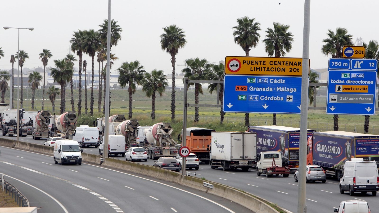 Colapso de la SE-30 por la caravana de la protesta de camiones.