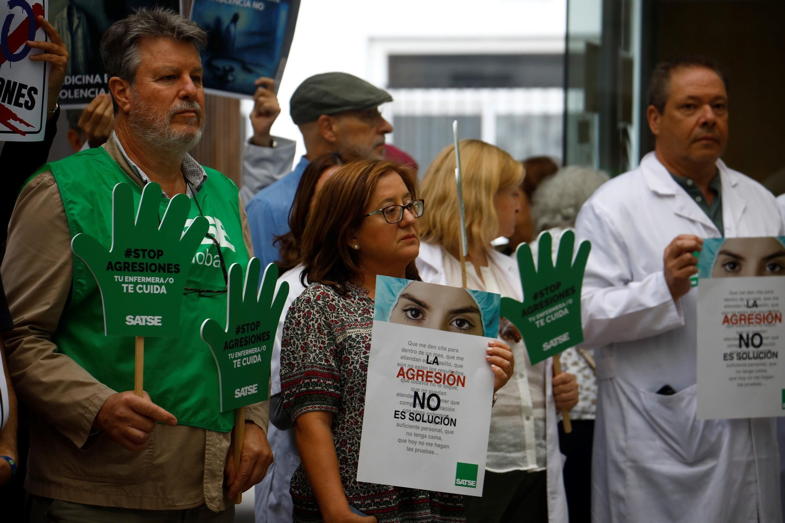 La concentración contra las agresiones al personal sanitario en el centro de salud Lucano