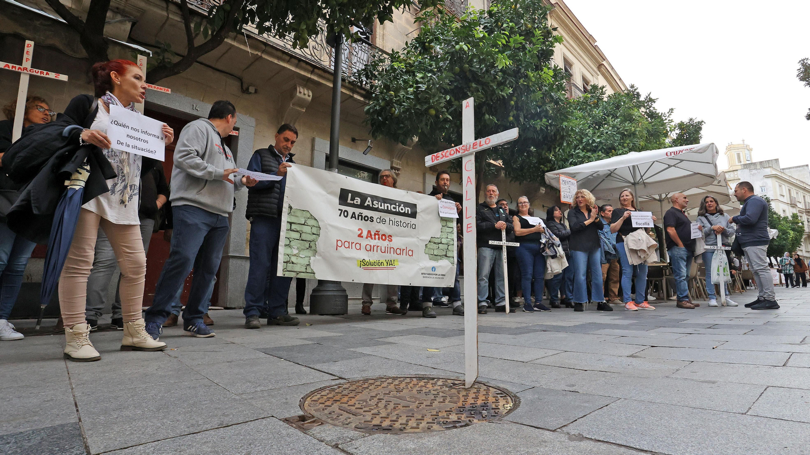 Vecinos de La Asunción protestan ante el Ayuntamiento de Jerez.