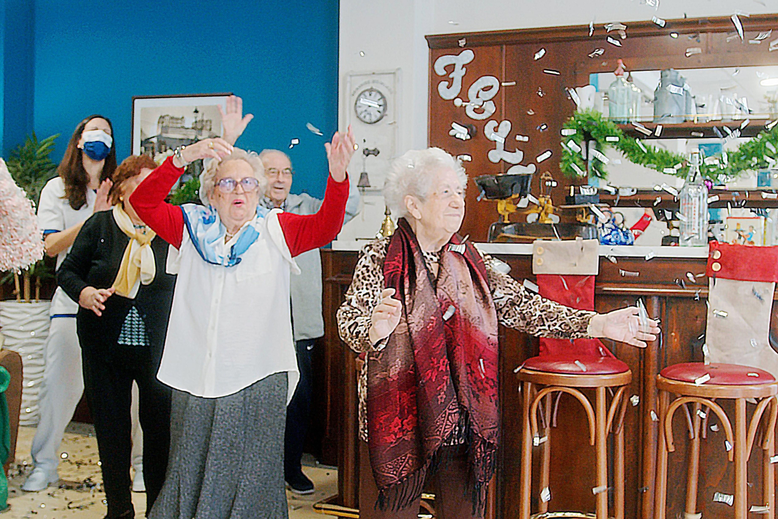 Los mayores de la residencia ORPEA Aljaraque  celebran la Navidad con jóvenes del instituto Fuente Juncal