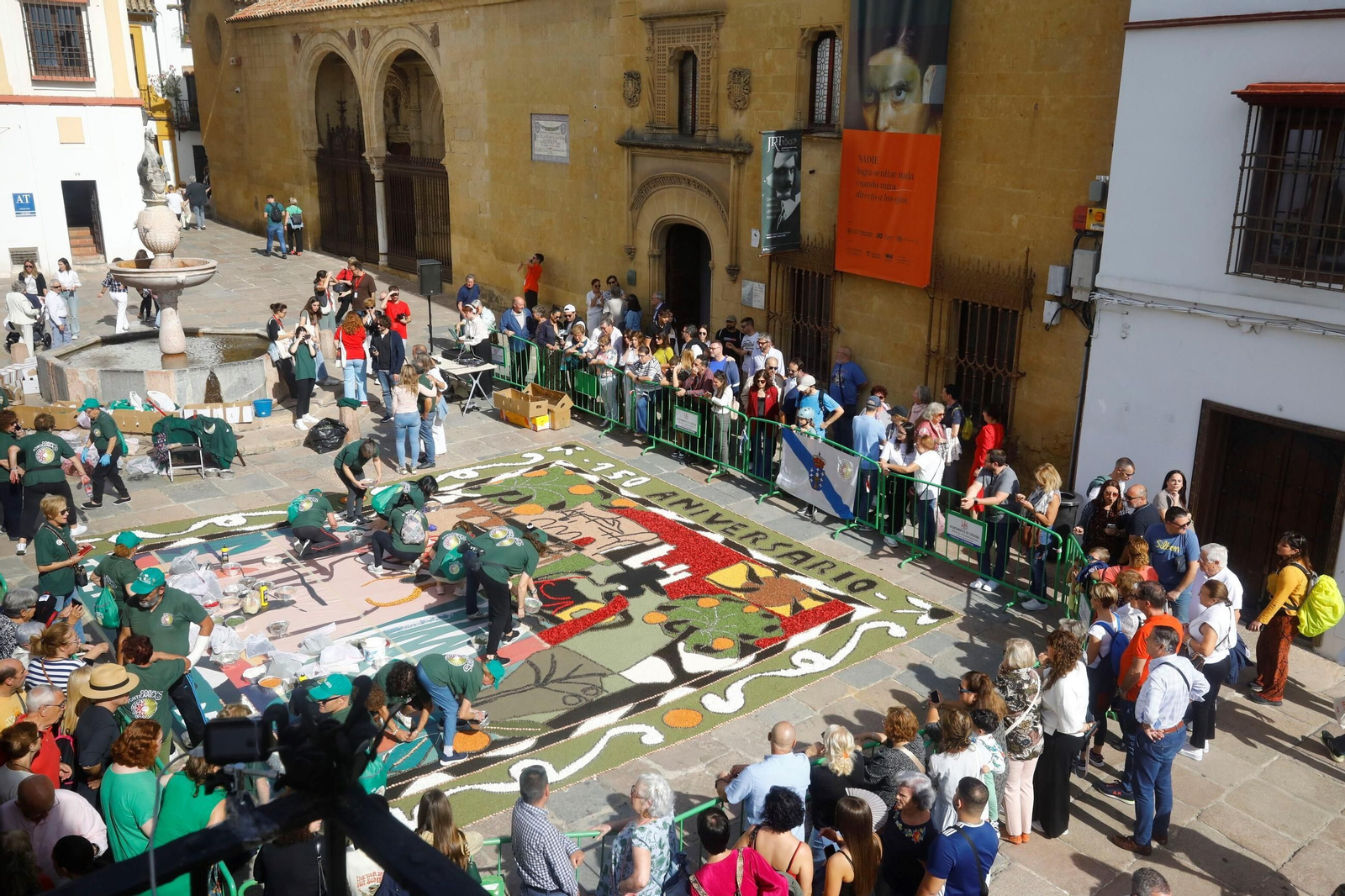 Las imágenes de la espectacular alfombra floral inspirada en Romero de Torres