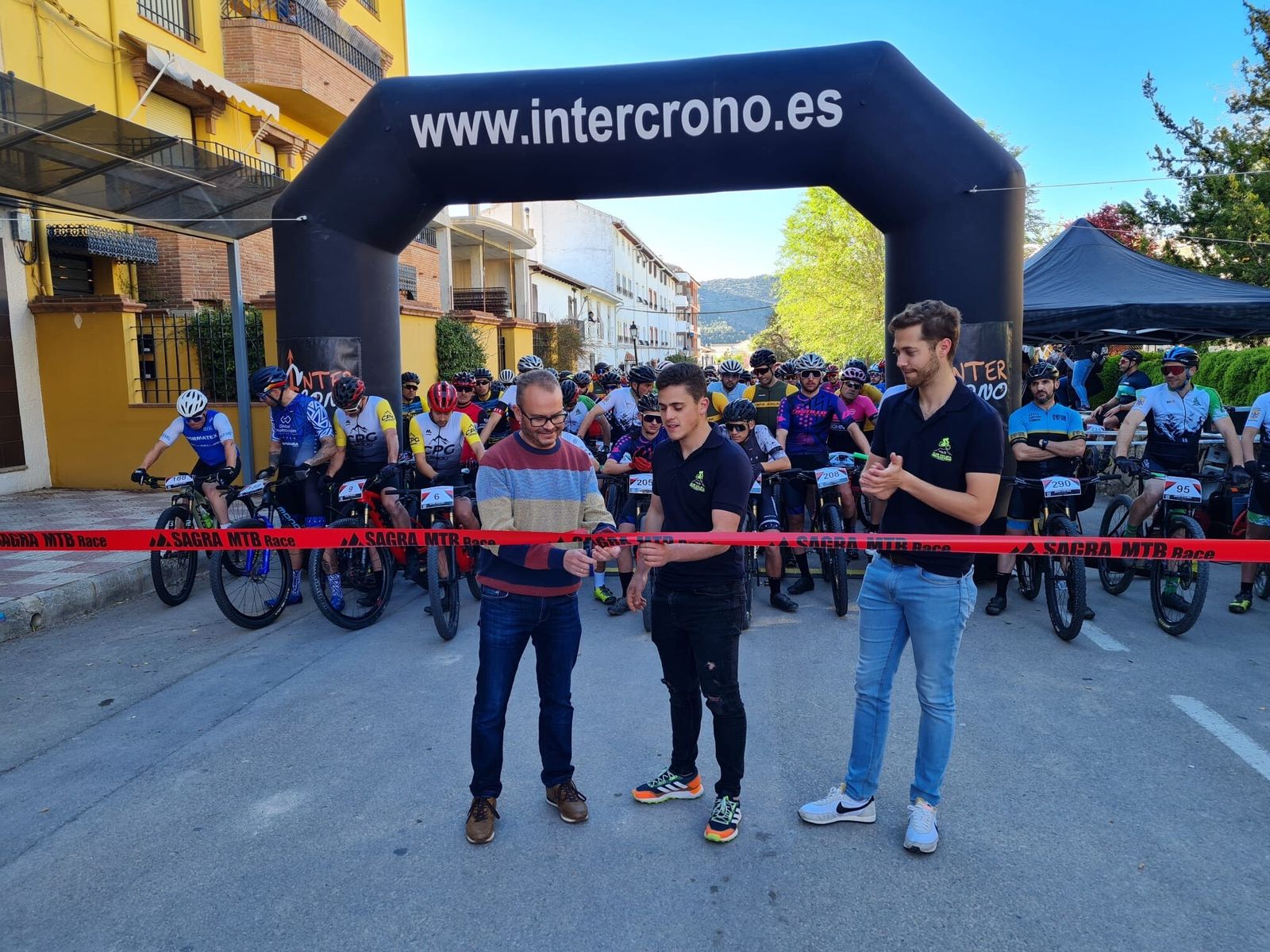 Corte de la cinta antes del inicio de la prueba