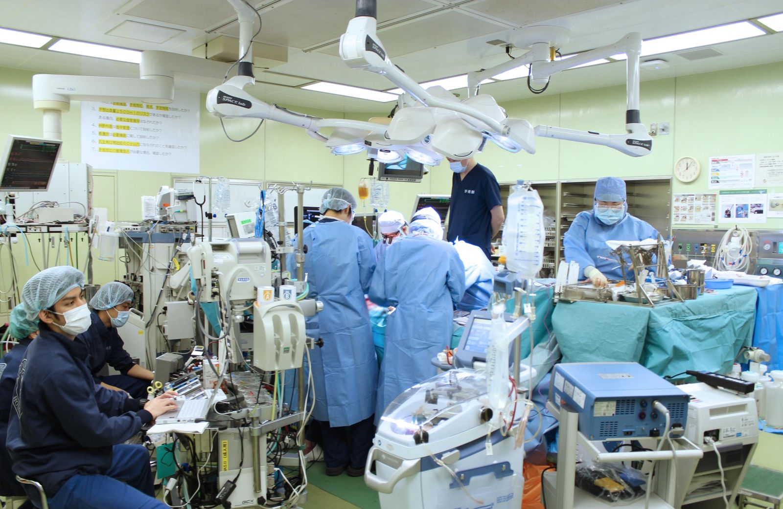 Un equipo médico del Hospital Universitario de Kioto (oeste de Japón) practica una operación para un trasplante de pulmón desde donantes vivos.