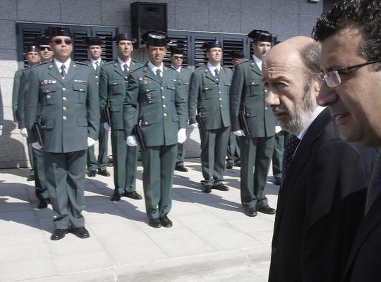 El ministro del Interior, Alfredo Pérez Rubalcaba, a su llegada al cuartel con el cuerpo de la Guardia Civil al fondo.

Foto: José Ángel García