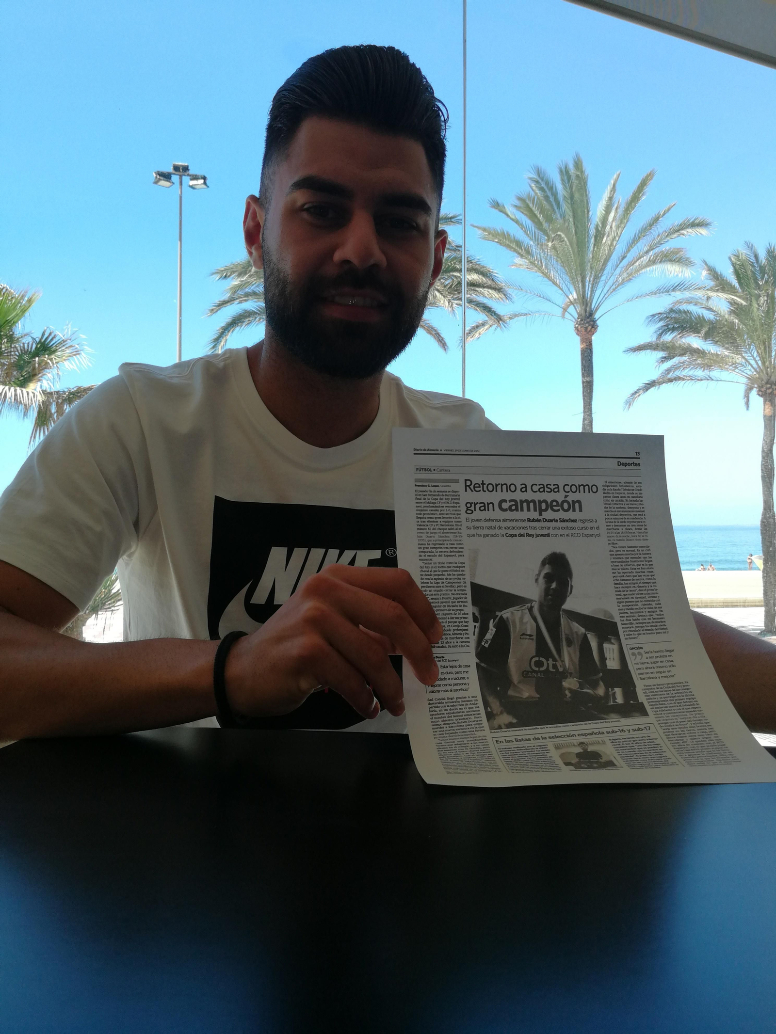 El almeriense con una publicación de su primera entrevista para este periódico en 2012, cuando fue campeón de la Copa del Rey juvenil