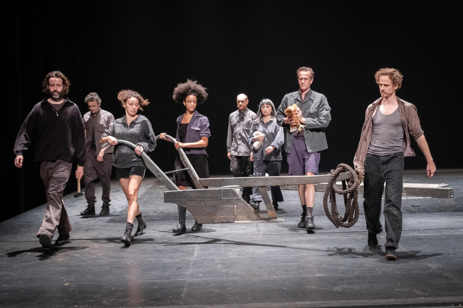 El arado y la gallina sitúan a los protagonistas de 'Werken en dagen' en el trabajo de la tierra.