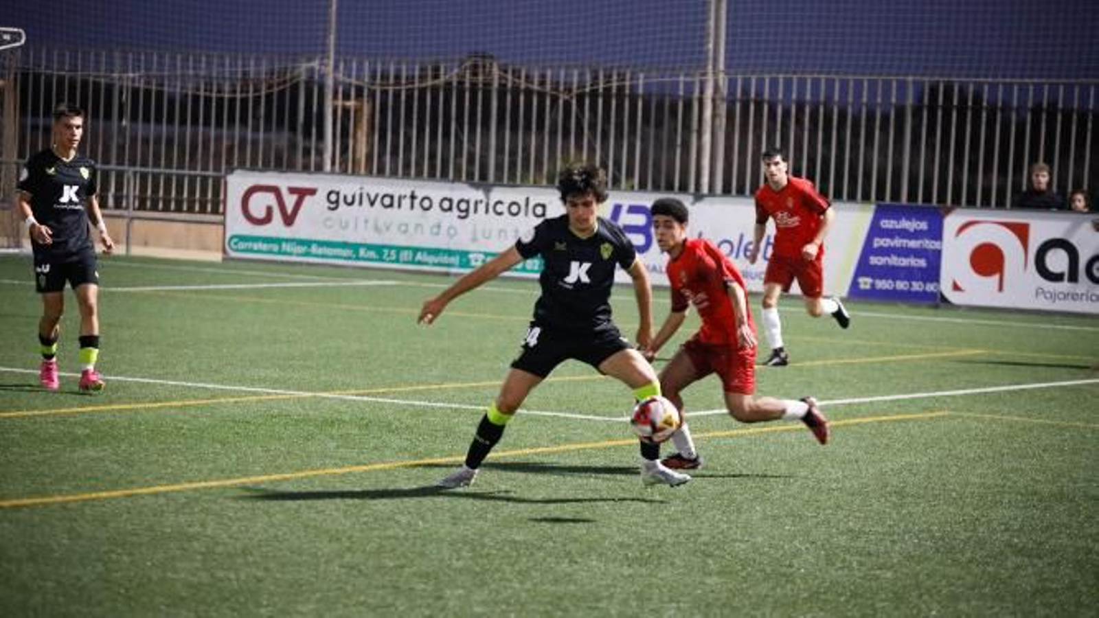 Fer Sastre protege el esférico con Saif a sus espaldas.