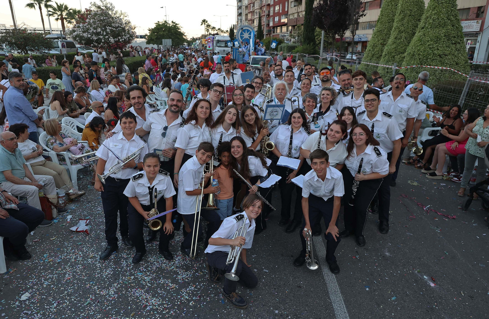 Los integrantes de la banda de música Amando Herrero, este sábado en la cabalgata de la Feria de Algeciras.