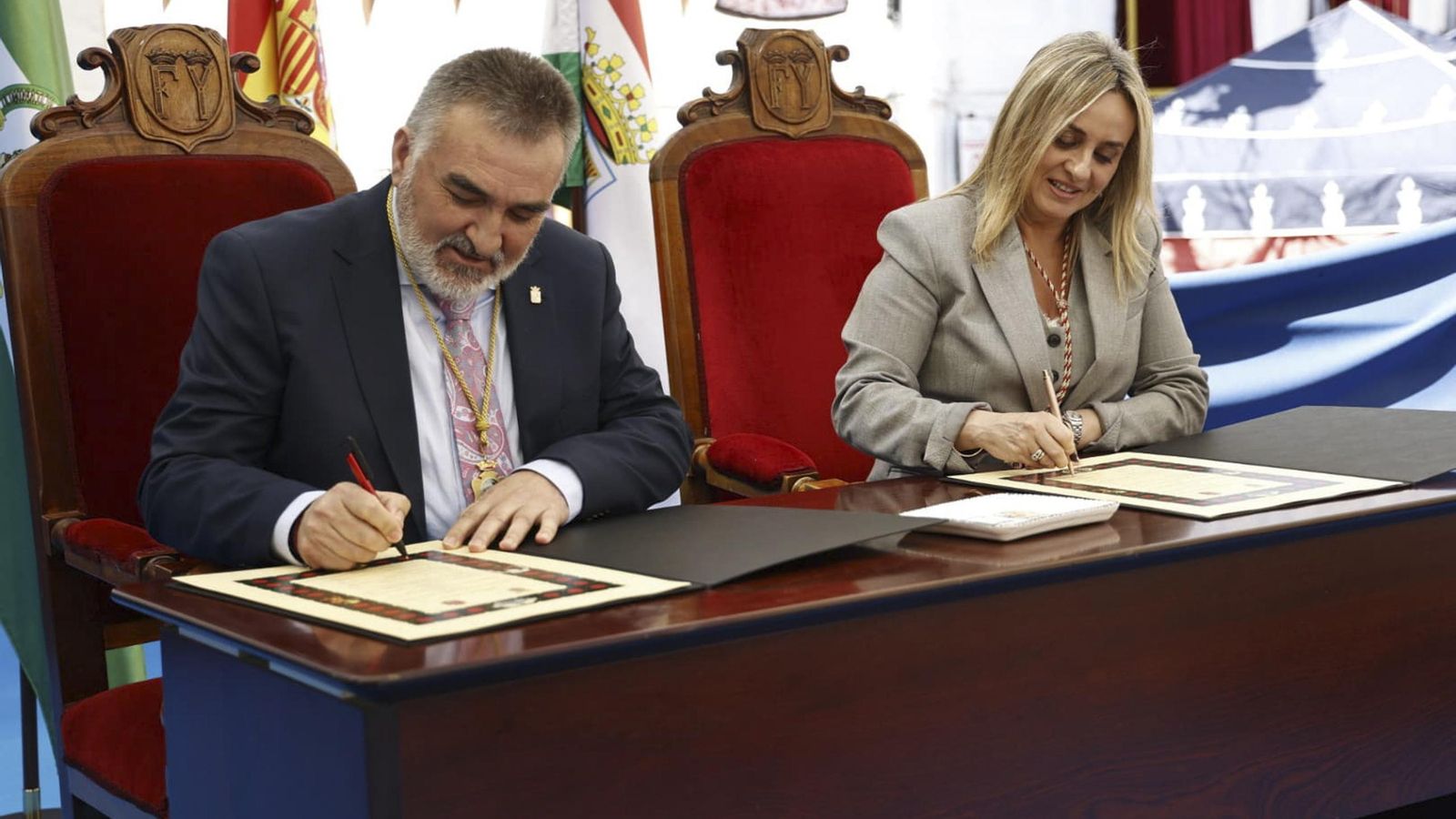 Momento de la firma del acuerdo en el acto institucional celebrado en Santa Fe