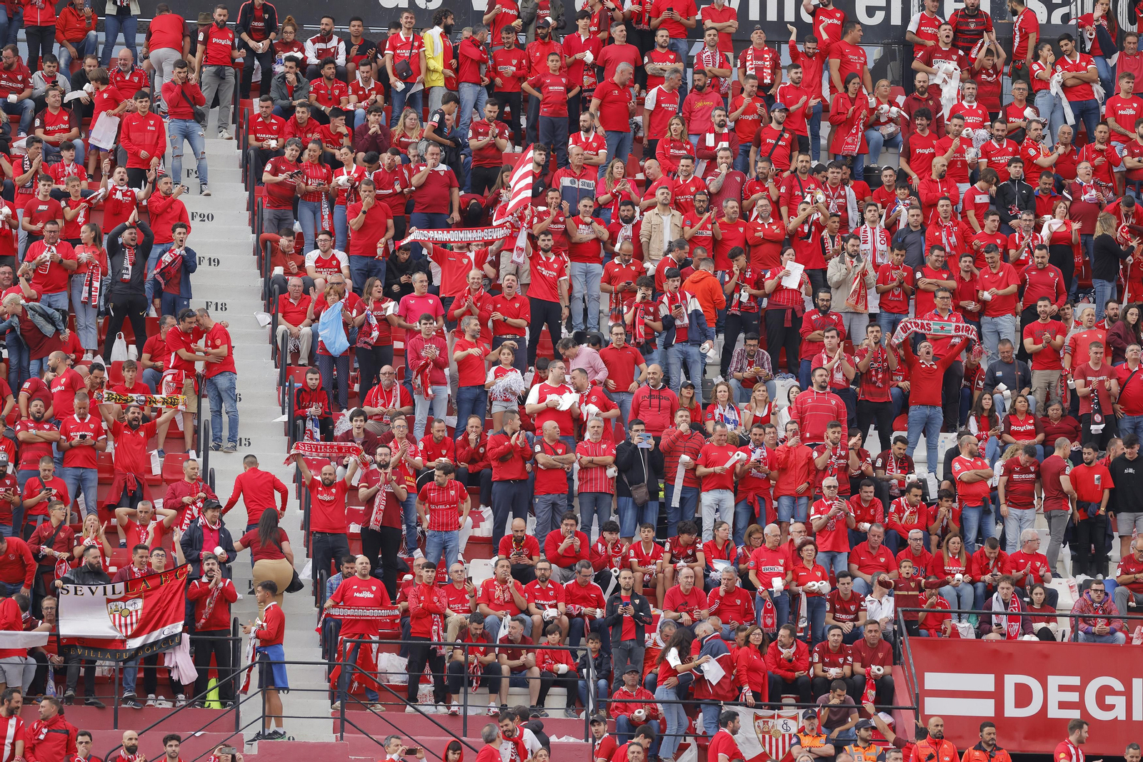 Búscate en las fotos del Sevilla-Juventus