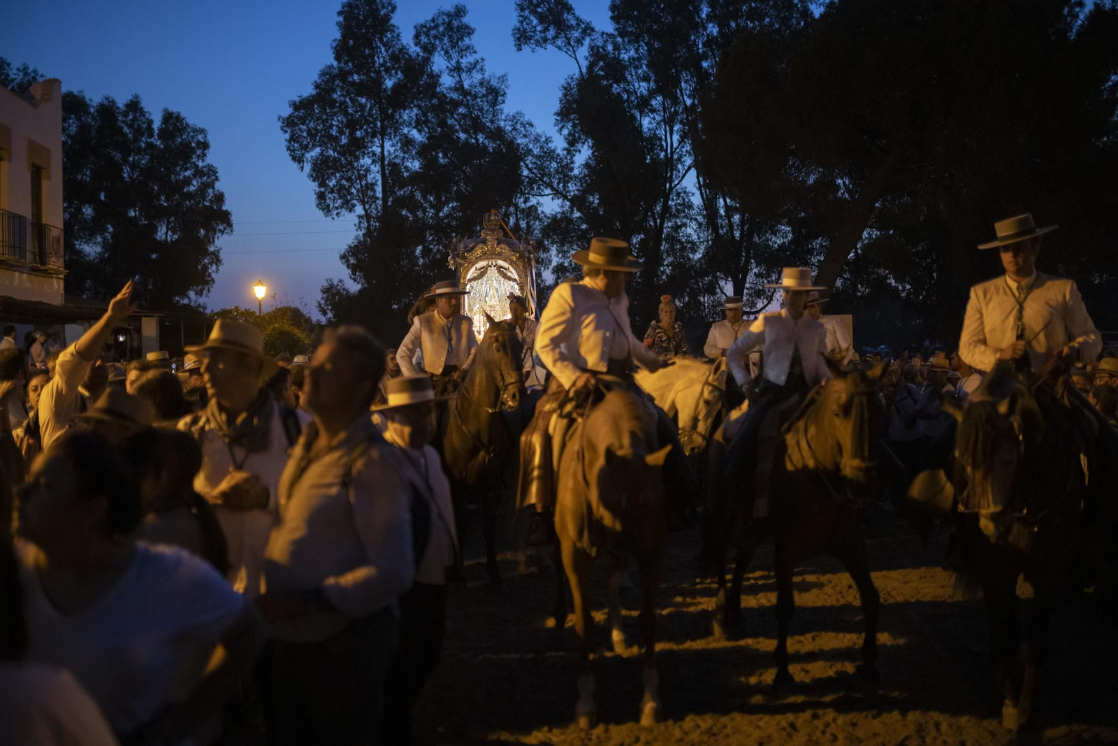 El Rocío 2023: Imágenes de la entrada de la Hermandad de Huelva en El Rocío